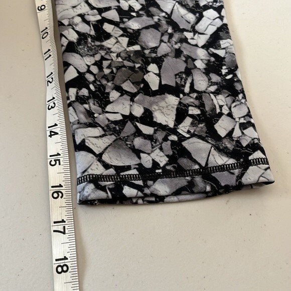 Victoria's Secret VSX Cropped Workout Leggings Size Small - Picture 8 of 9